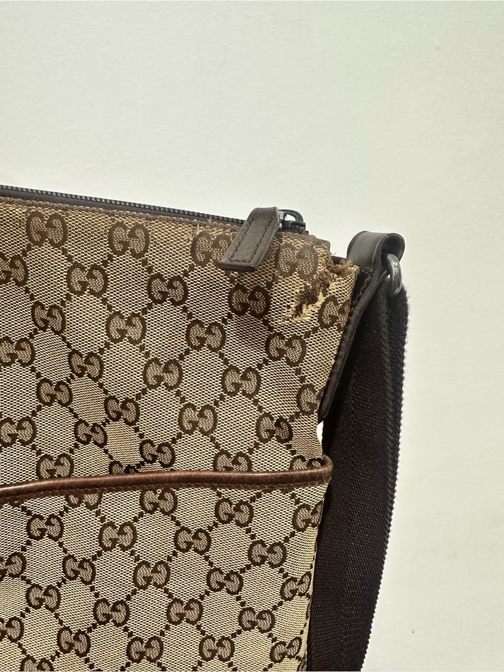 Authentic Gucci Beige/Brown GG Supreme Crossbody Messenger Bag - Picture 4 of 7